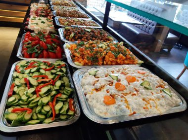 Açık büfe kahvaltı ve yemekler.