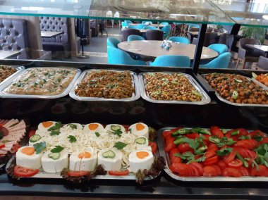 Açık büfe kahvaltı ve yemekler.