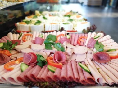 Açık büfe kahvaltı ve yemekler.