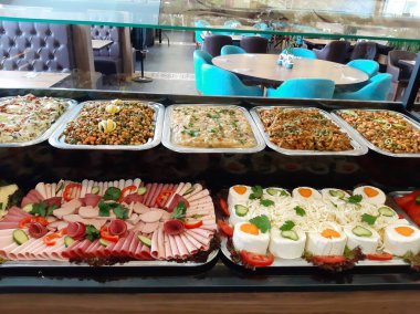 Açık büfe kahvaltı ve yemekler.