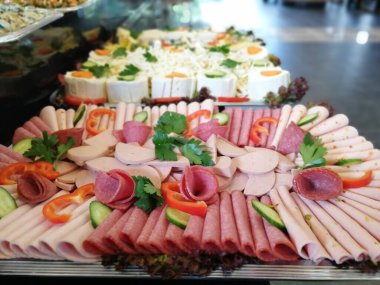 Açık büfe kahvaltı ve yemekler.