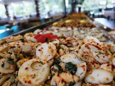 Açık büfe kahvaltı ve yemekler.