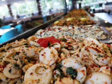 Açık büfe kahvaltı ve yemekler.