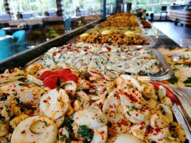 Açık büfe kahvaltı ve yemekler.