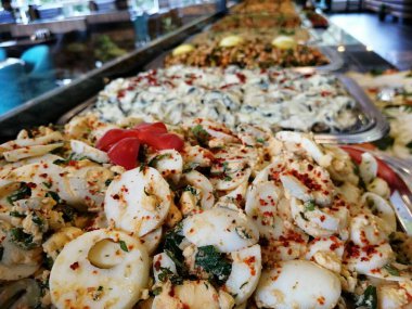 Açık büfe kahvaltı ve yemekler.