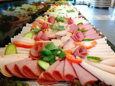 Açık büfe kahvaltı ve yemekler.