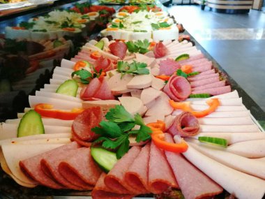 Açık büfe kahvaltı ve yemekler.