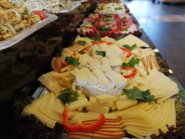 Açık büfe kahvaltı ve yemekler.