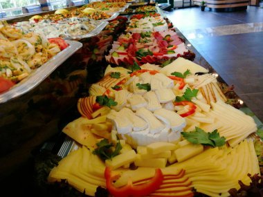 Açık büfe kahvaltı ve yemekler.