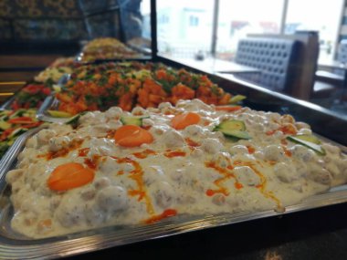 Açık büfe kahvaltı ve yemekler.