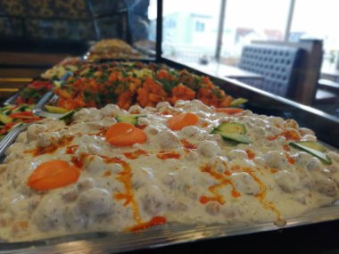 Açık büfe kahvaltı ve yemekler.