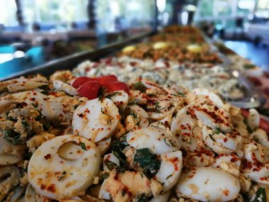 Açık büfe kahvaltı ve yemekler.