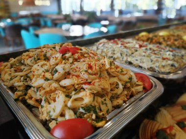 Açık büfe kahvaltı ve yemekler.