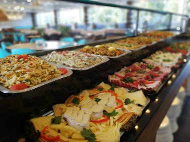 Açık büfe kahvaltı ve yemekler.