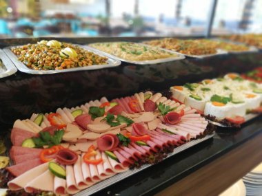 Açık büfe kahvaltı ve yemekler.