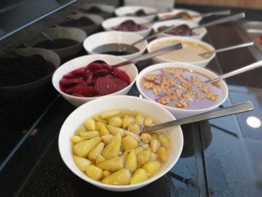 Açık büfe kahvaltı ve yemekler.