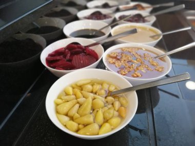 Açık büfe kahvaltı ve yemekler.