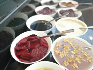 Açık büfe kahvaltı ve yemekler.