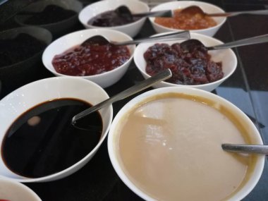 Açık büfe kahvaltı ve yemekler.