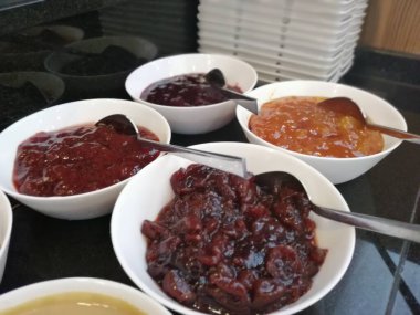 Açık büfe kahvaltı ve yemekler.