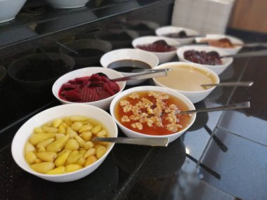 Açık büfe kahvaltı ve yemekler.