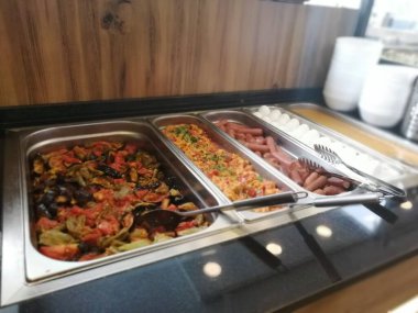 Açık büfe kahvaltı ve yemekler.