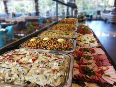 Açık büfe kahvaltı ve yemekler.