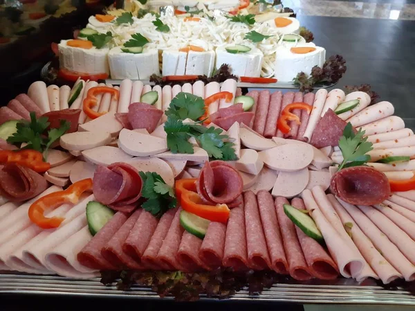 Açık büfe kahvaltı ve yemekler.