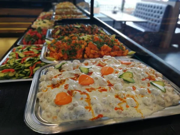 Açık büfe kahvaltı ve yemekler.