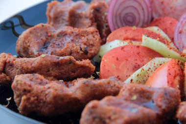 Tabakta nefis bir puro var.