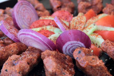 Tabakta nefis bir puro var.