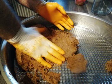 Tabakta nefis bir puro var.