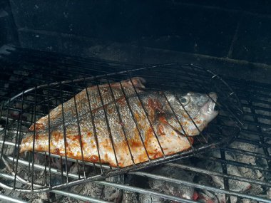 Balık ızgarada. Yaz barbeküsü konsepti