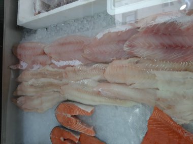 Soğutulmuş balık sazan balığı mağazanın tezgahındaki buzda yatıyor.