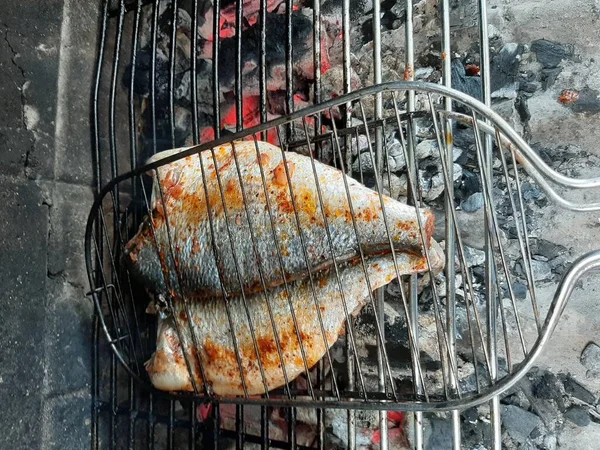 Balık Izgarada Yaz Barbeküsü Konsepti — Stok fotoğraf