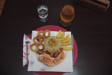 Lezzetli balık ve salatalar sunum tabağında