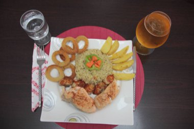 Lezzetli balık ve salatalar sunum tabağında