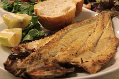 Lezzetli balık ve salatalar sunum tabağında