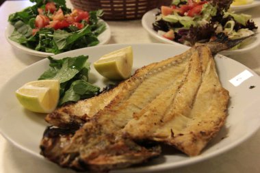 Lezzetli balık ve salatalar sunum tabağında