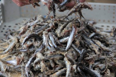 Ançüezler tavada sebze yağında kızartılır.