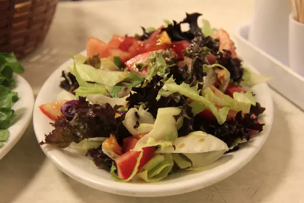Délicieux Poissons Salades Dans Une Assiette Présentation — Photo