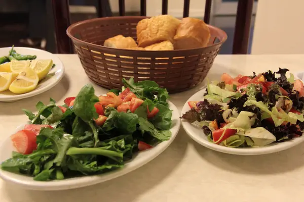 Deliciosos Peixes Saladas Prato Apresentação — Fotografia de Stock
