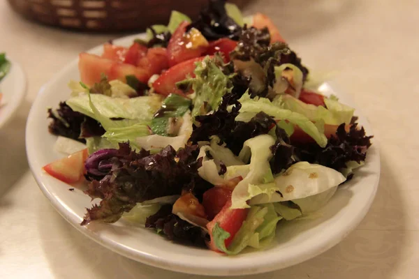 Délicieux Poissons Salades Dans Une Assiette Présentation — Photo