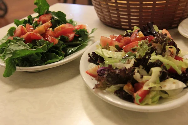 Délicieux Poissons Salades Dans Une Assiette Présentation — Photo