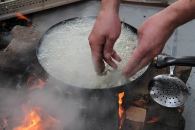 Ançüezler tavada sebze yağında kızartılır.