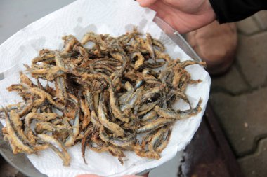 Ançüezler tavada sebze yağında kızartılır.