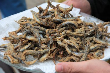 Ançüezler tavada sebze yağında kızartılır.