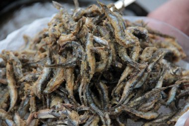 Ançüezler tavada sebze yağında kızartılır.