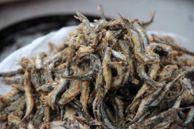 Ançüezler tavada sebze yağında kızartılır.