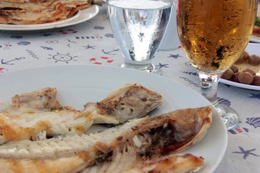 Lezzetli balık ve salatalar sunum tabağında